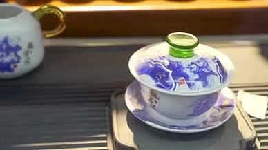 茶壶手工艺品青花瓷器茶杯视频的预览图